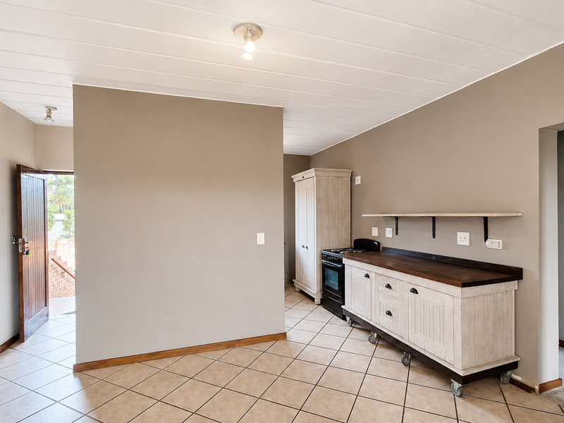 Beautiful 3 Bedroom Townhouse With Loft - Photo 3
