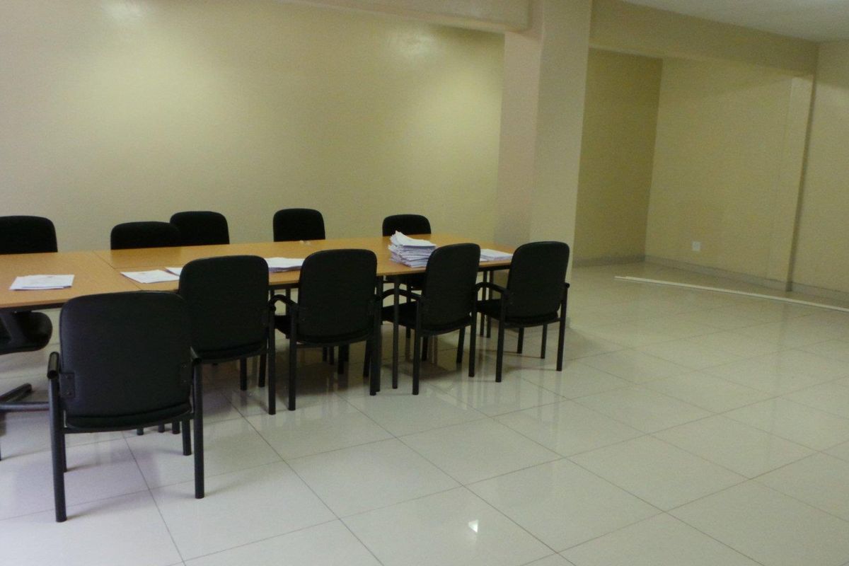Commercial Property on busy road close to shopping center ! - Photo 2