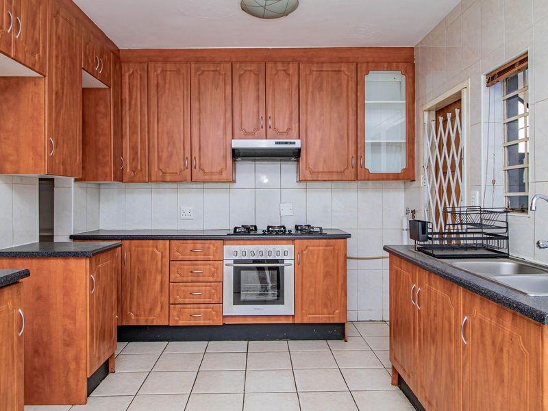 Spacious Living: Duplex Townhouse in Prime Rynsoord - Photo 7