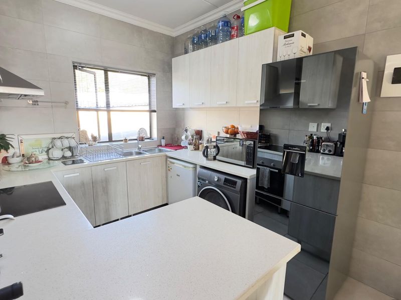Neat 2 bed 1 bath ground floor apartment in Broadacres - Photo 4