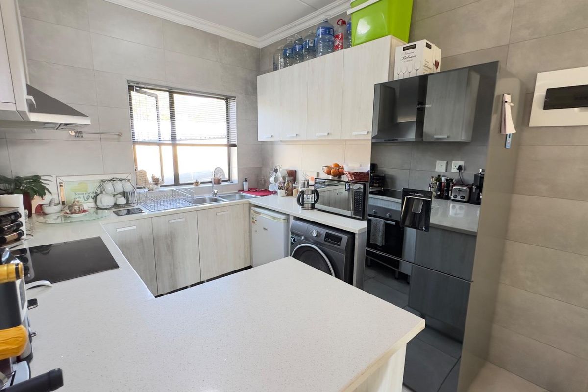 Neat 2 bed 1 bath ground floor apartment in Broadacres - Photo 4