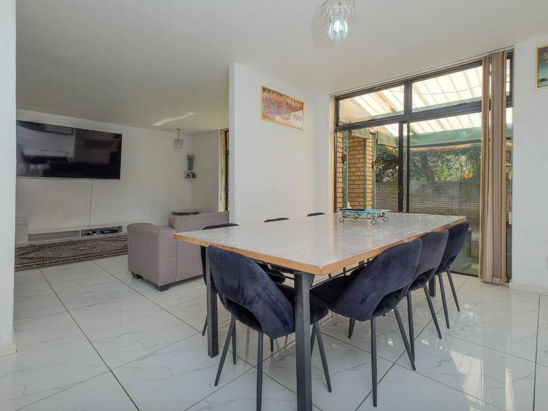 Spacious 3 Duplex Bedroom,2.5 Bath with own garden - Photo 4