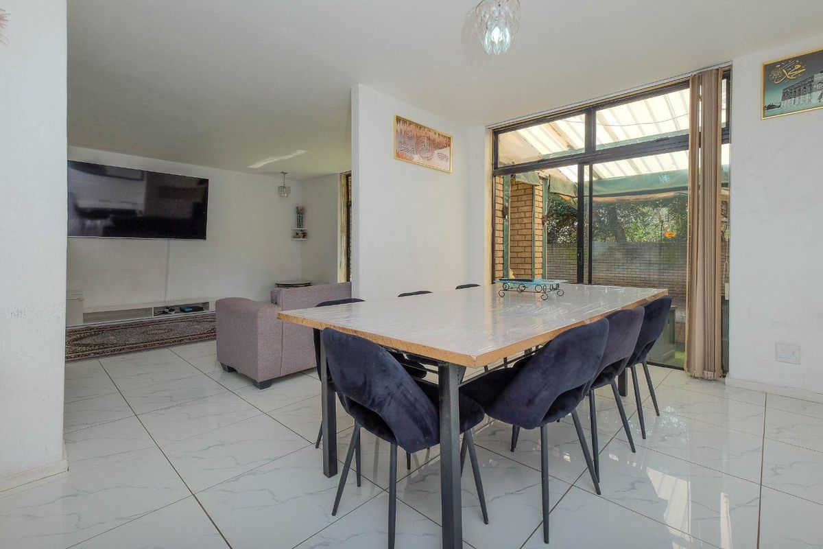 Spacious 3 Duplex Bedroom,2.5 Bath with own garden - Photo 4