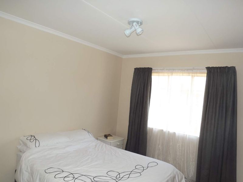Modern 3 Bedroom Townhouse in Prime Location - Photo 9