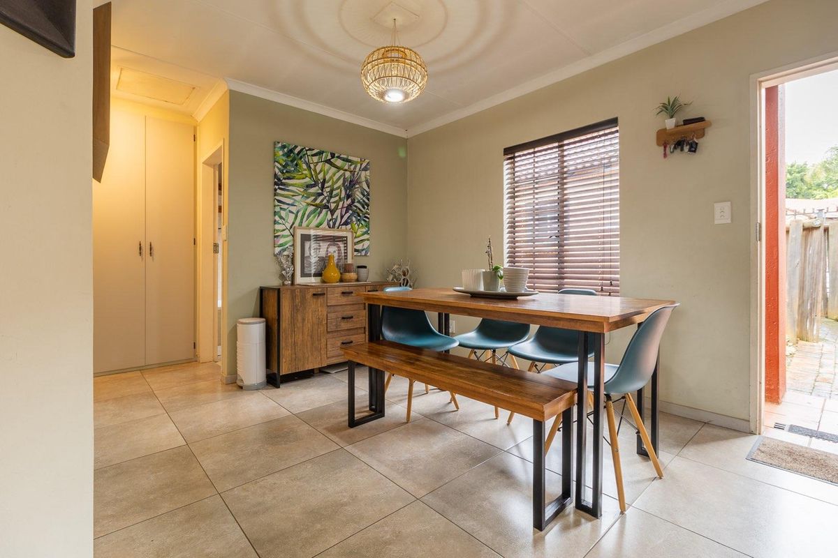 Neat & Tidy, Two bedroom simplex in security estate - Moreleta Park - Photo 4