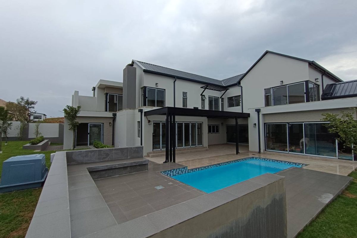 MIDSTREAM HEIGHTS - 5 BEDROOM HOUSE WITH 6 ENTERTAINING AREAS - Photo 2