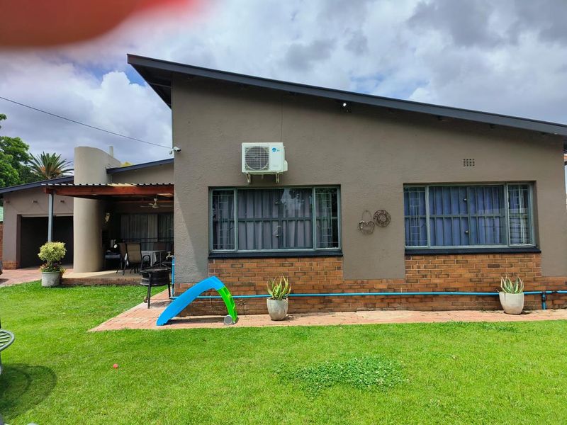 Investment property with a 3 bedroomed home, plus  2 freestanding, self contained flats. - Photo 3