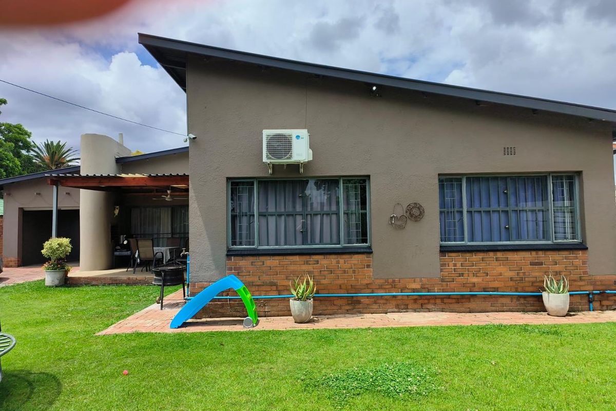Investment property with a 3 bedroomed home, plus  2 freestanding, self contained flats. - Photo 3