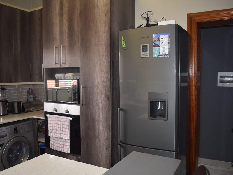 Popular complex - ground floor unit - Photo 4