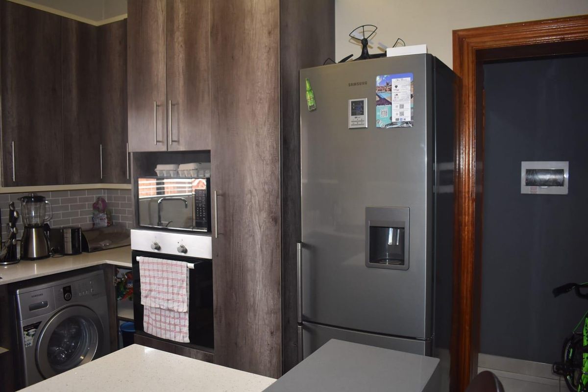 Popular complex - ground floor unit - Photo 4