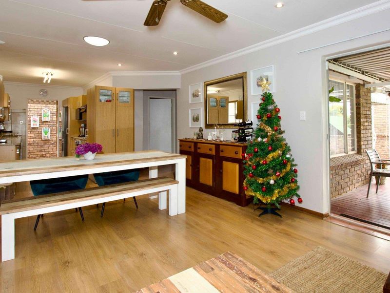 Beautiful Move in and Live Family Home. - Photo 7