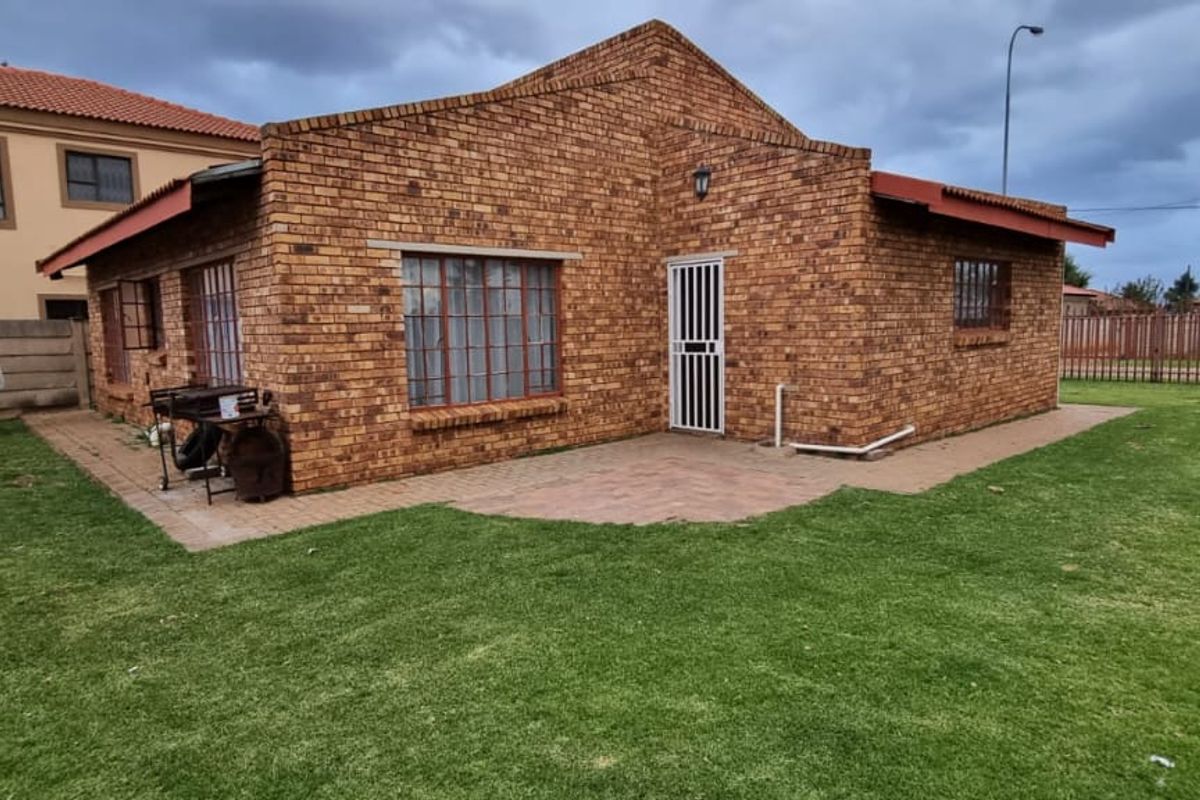 Well priced Lovely Townhouse BUT please note it resides on its own stand fully fenced, walled. - Photo 2