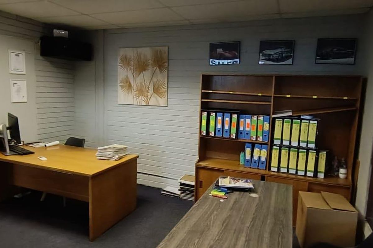 **Prime Commercial Property To Rent in Parow: Ideal for a Car Dealership** - Photo 5