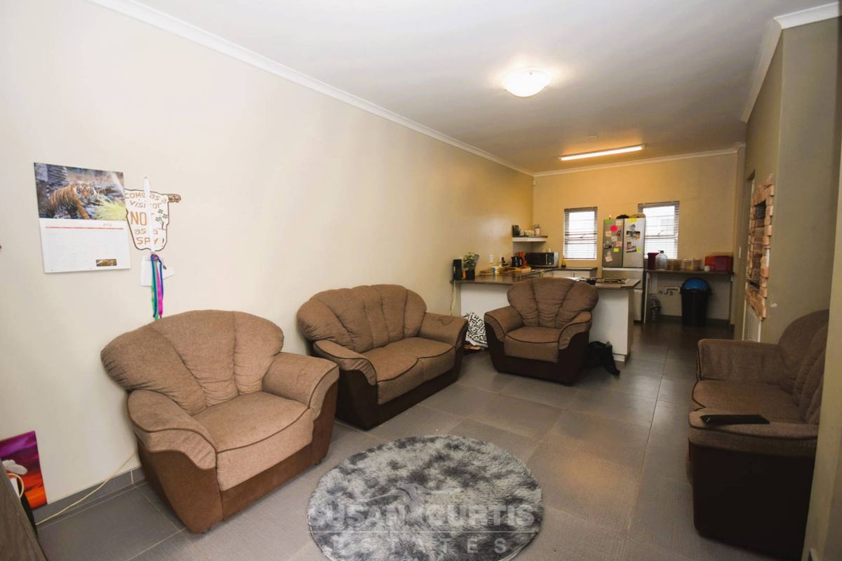 DUPLEX TOWNHOUSE IN KRAMERSDORP - Photo 2