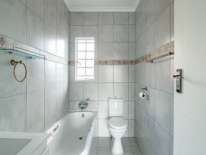 2 Bedroom 2 Bathroom Apartment - Photo 7