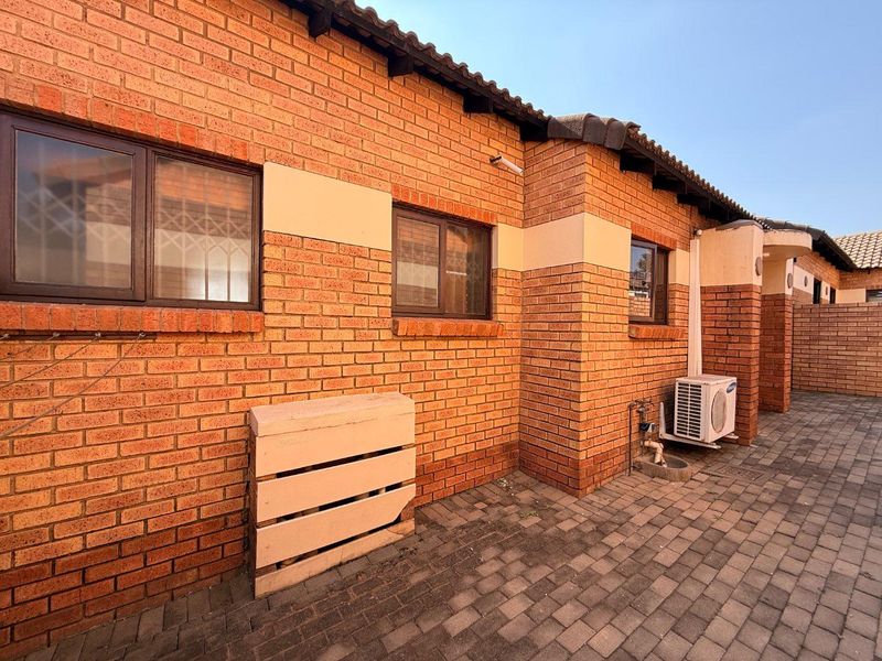 Perfect Lock-Up & Go 2 Bedroom Simplex in a Sought-After Double Security Estate - Photo 5