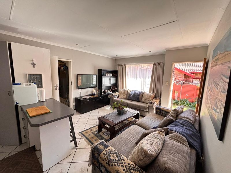 Charming Facebrick Townhouse in Secure Complex - Photo 6
