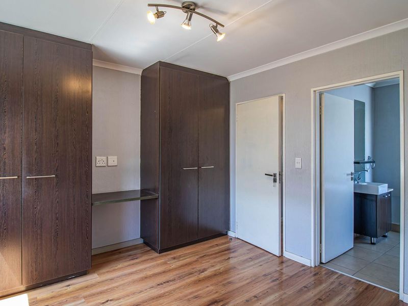2 Bedroom Loft Apartment for Sale in Fourways - Photo 5