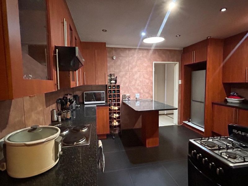 Big, Bold & Beautiful — Symhurst Living at Its Finest! - Photo 4