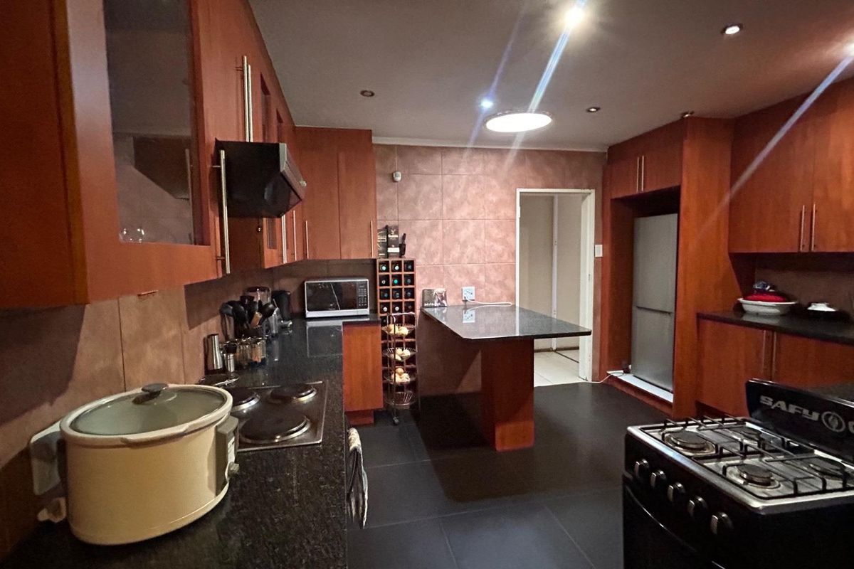 Big, Bold & Beautiful — Symhurst Living at Its Finest! - Photo 4