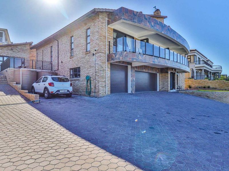 Elevated Elegance - 4 Bedroom Home with Panoramic Sea Views - Photo 2