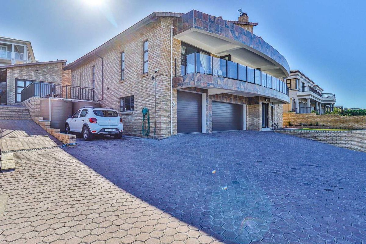Elevated Elegance - 4 Bedroom Home with Panoramic Sea Views - Photo 2