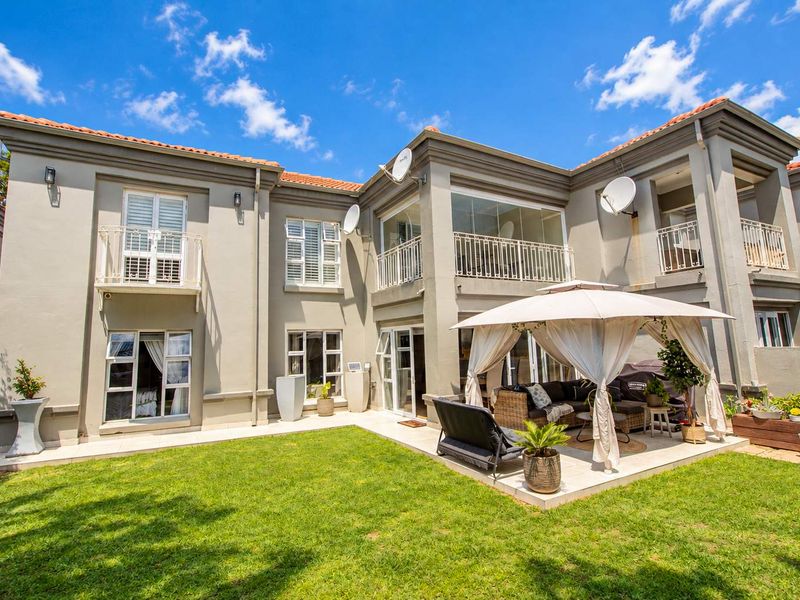 Stylish 3-Bedroom Townhouse in Eagle Canyon Estate
