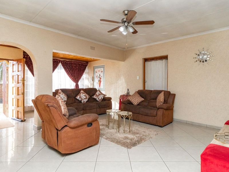 3 Bedroom Family home for sale in Mackenzie Park - Photo 6