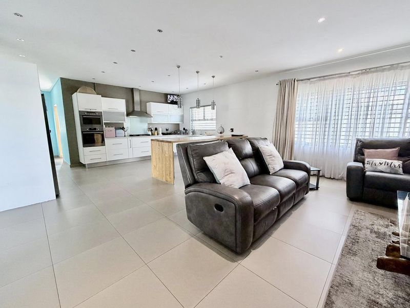 4 Bedroom House For Sale in Auasblick - Photo 2