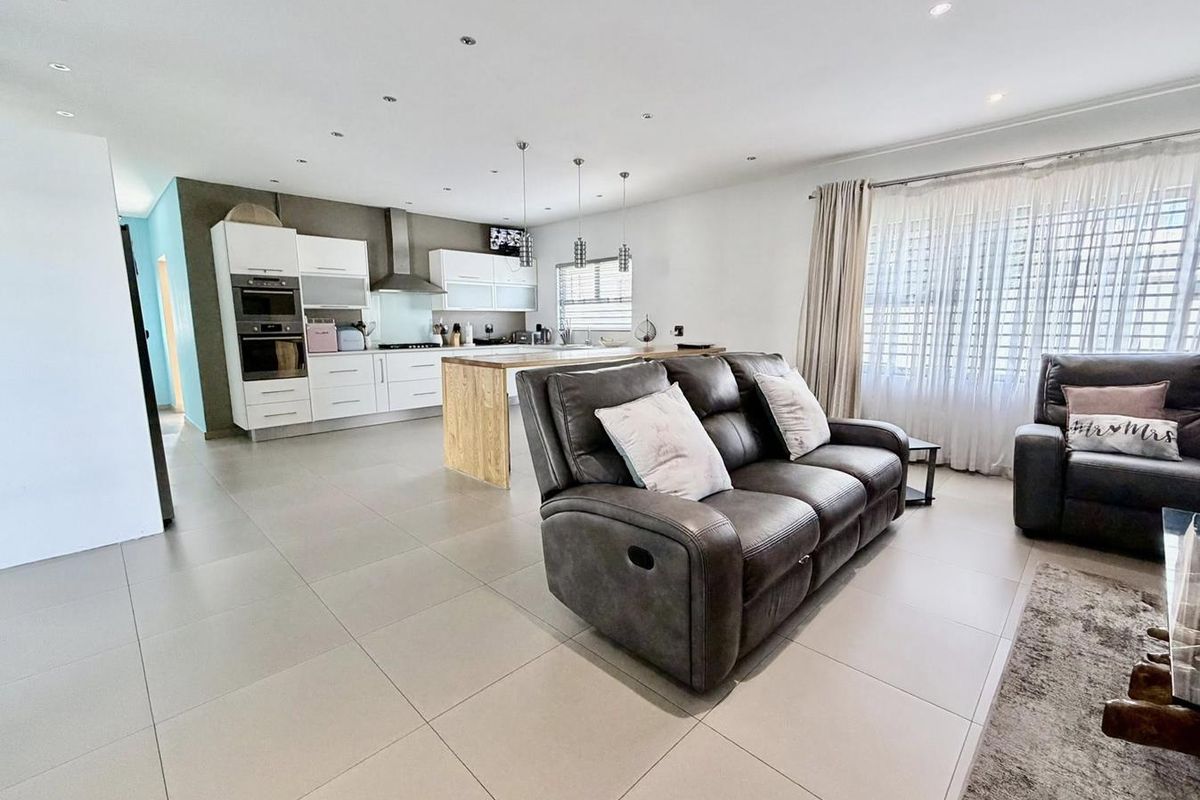 4 Bedroom House For Sale in Auasblick - Photo 2