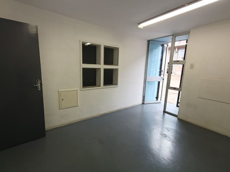 363m2 CLEAN & NEAT WAREHOUSE TO LET – HEART OF WESTMEAD - Photo 2