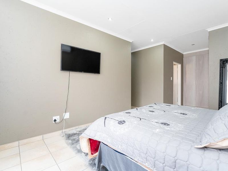 STUNNING CLUSTER WITH SUPERIOR FINISHES - Photo 9