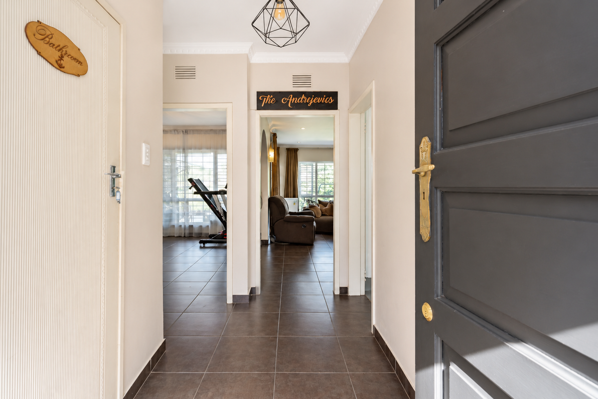 Spacious Family Unit with Guest Suite, Modern Finishes & Stunning Leafy Outlook - Photo 4