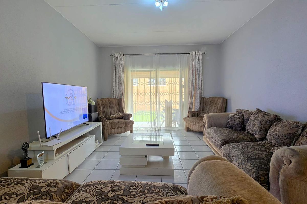 3 Bedroom Apartment / Flat for Sale in New Market Park - Photo 5