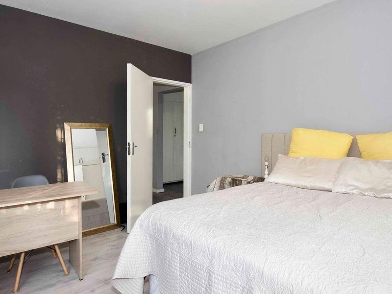 Spacious 1 bedroom, ground floor unit. - Photo 7