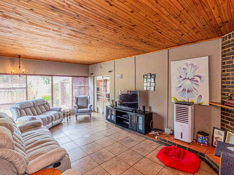 Famiky Home for Sale in Boomed off Area - Photo 4