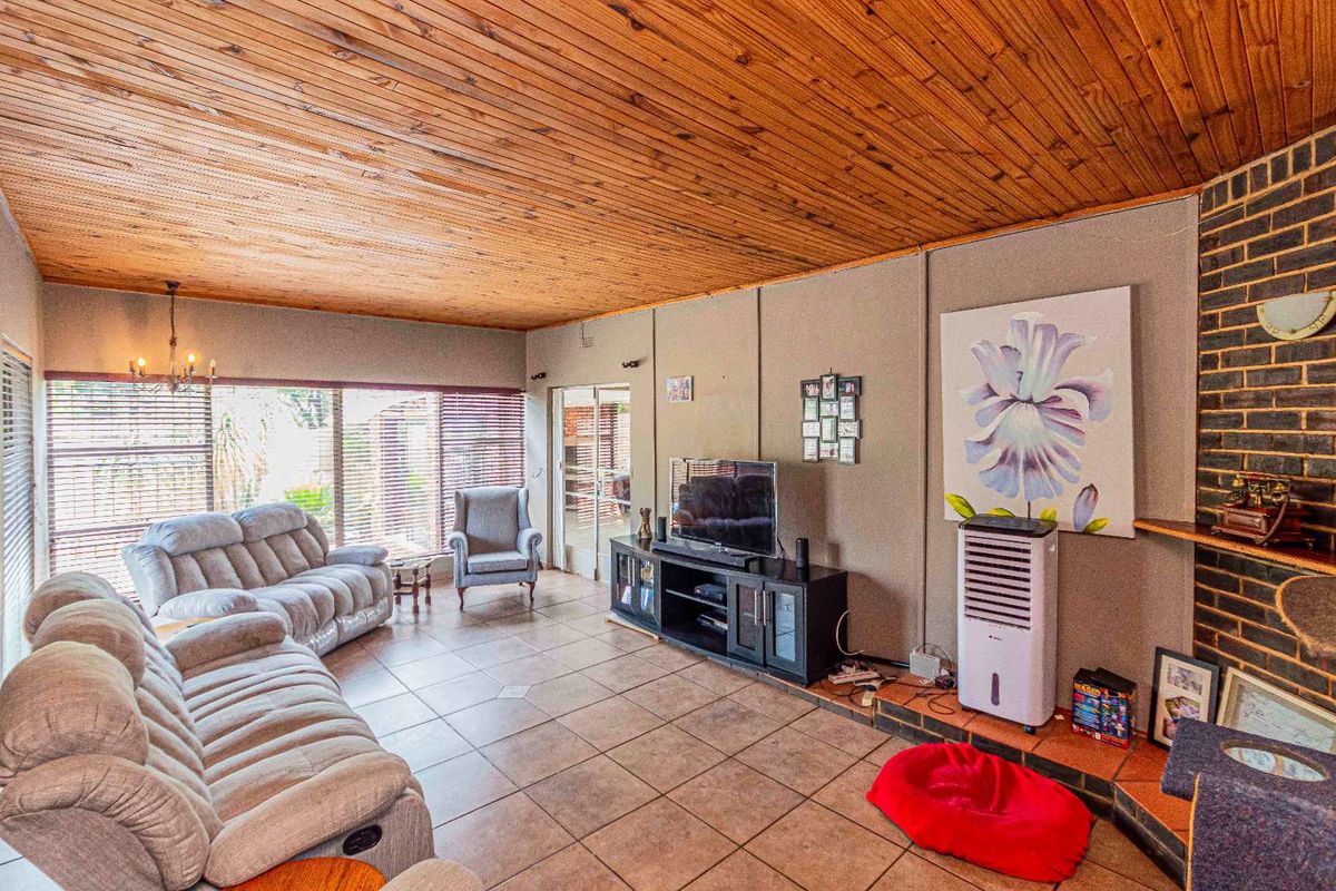 Famiky Home for Sale in Boomed off Area - Photo 4