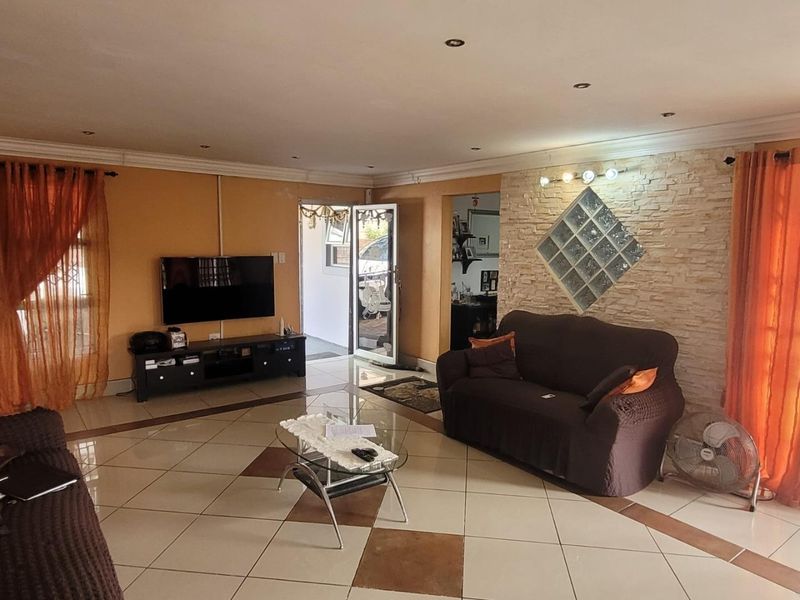 Cozy Buffels Bosch Home with Modern Kitchen and Secure Parking - Photo 4