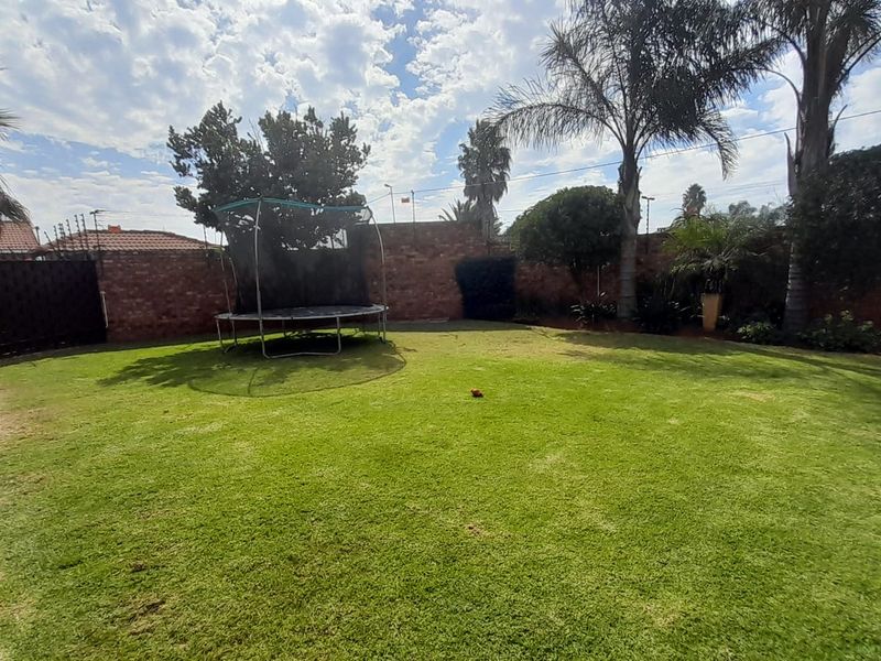 Gorgeous Cluster Home In Pomona - Photo 5