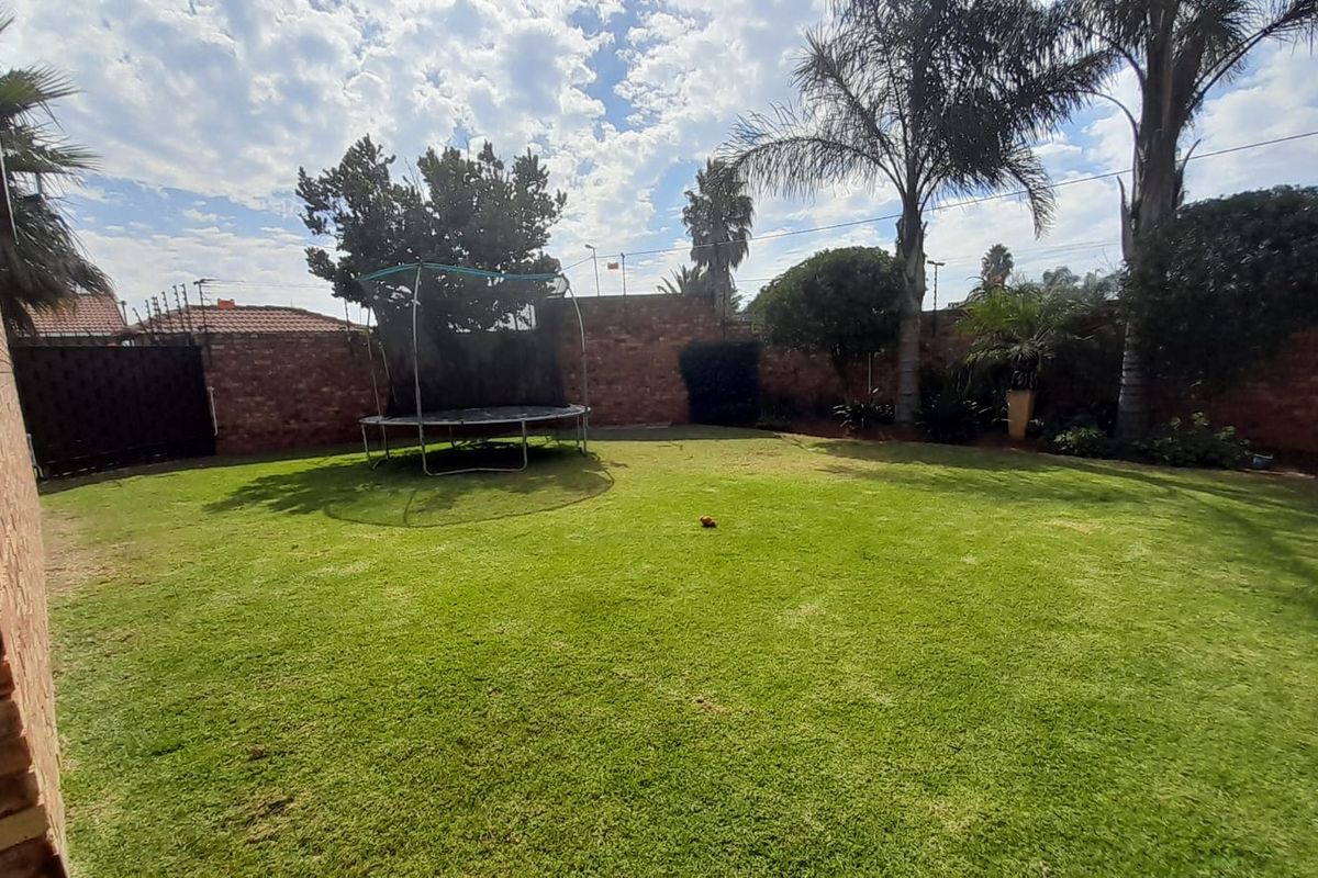 Gorgeous Cluster Home In Pomona - Photo 5