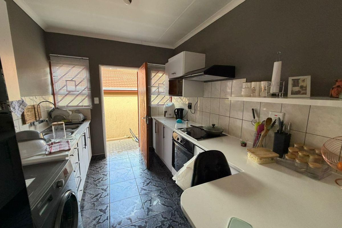 2 Bedroom Flat For Sale - Peneyambeko Court - Photo 4