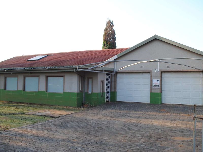 Spacious Home with Flatlet possibilities with pool lapa and 5kva inverter (Battery Backup) - Photo 2