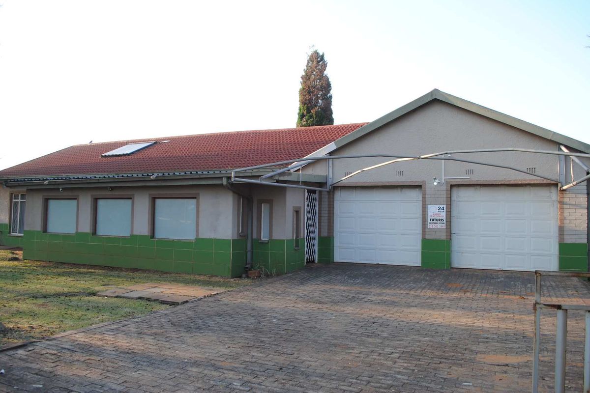 Spacious Home with Flatlet possibilities with pool lapa and 5kva inverter (Battery Backup) - Photo 2