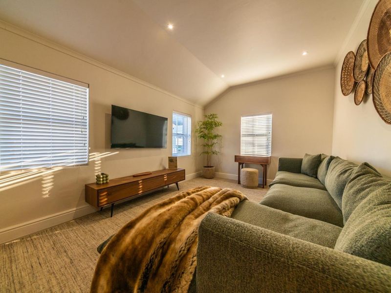 A Romantic Art-Filled Escape in the Heart of Franschhoek | Available Immediately - 31 Oct 2026 - Photo 3