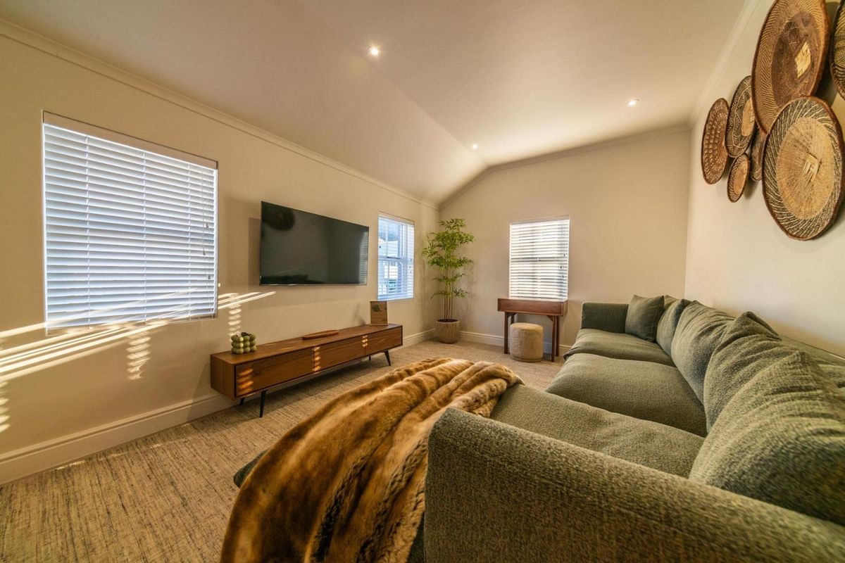 A Romantic Art-Filled Escape in the Heart of Franschhoek | Available Immediately - 31 Oct 2026 - Photo 3