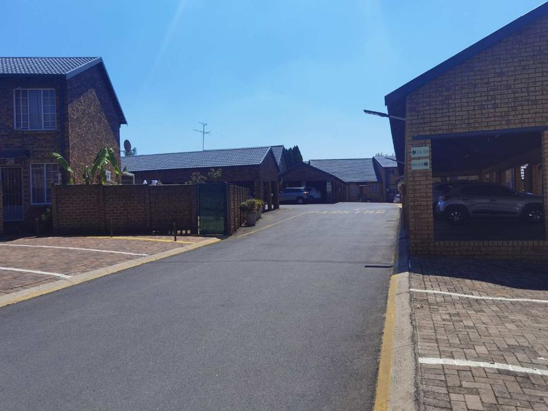 Low maintenance double storey townhouse - Photo 2