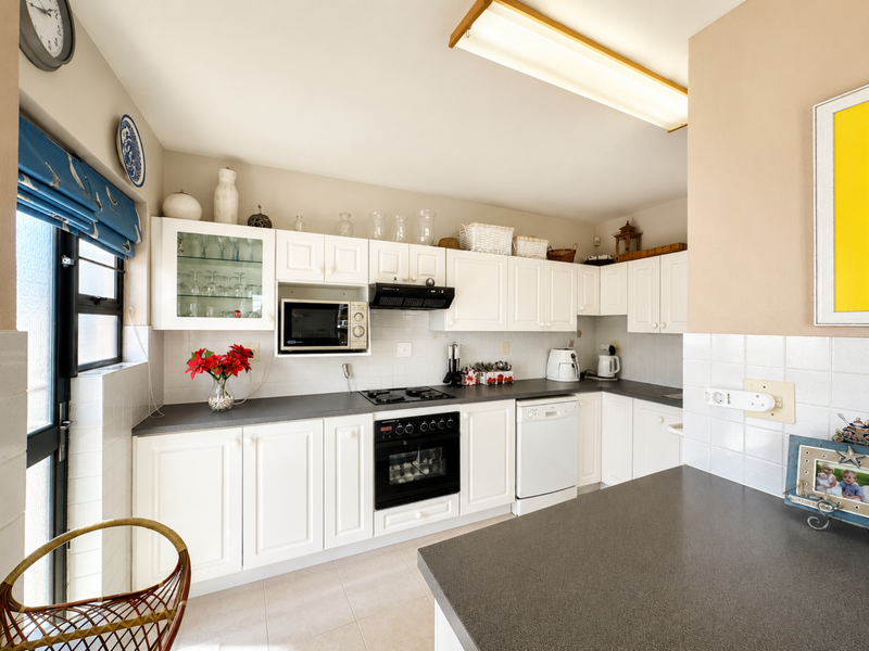 🏡 Spacious 4-Bedroom Townhouse Within Walking Distance of the CBD! - Photo 5
