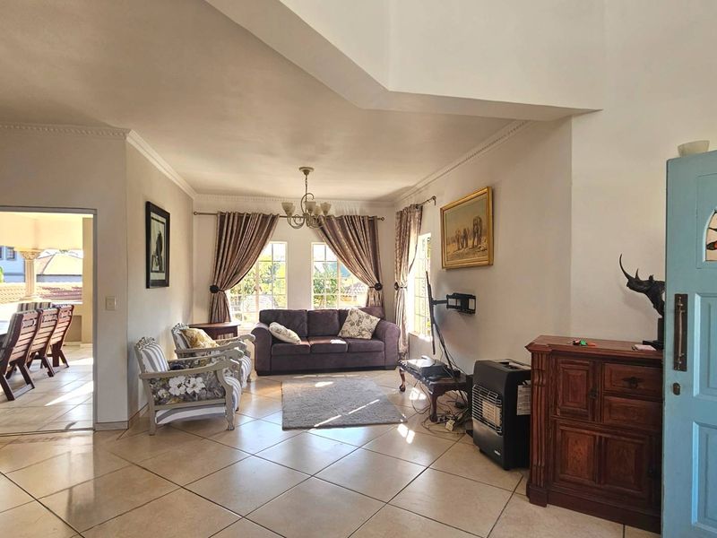 Spacious and Versatile 5 Bedroom Mediterranean Style House - Photo 6