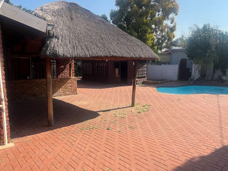 Property in Brackendowns - Photo 8