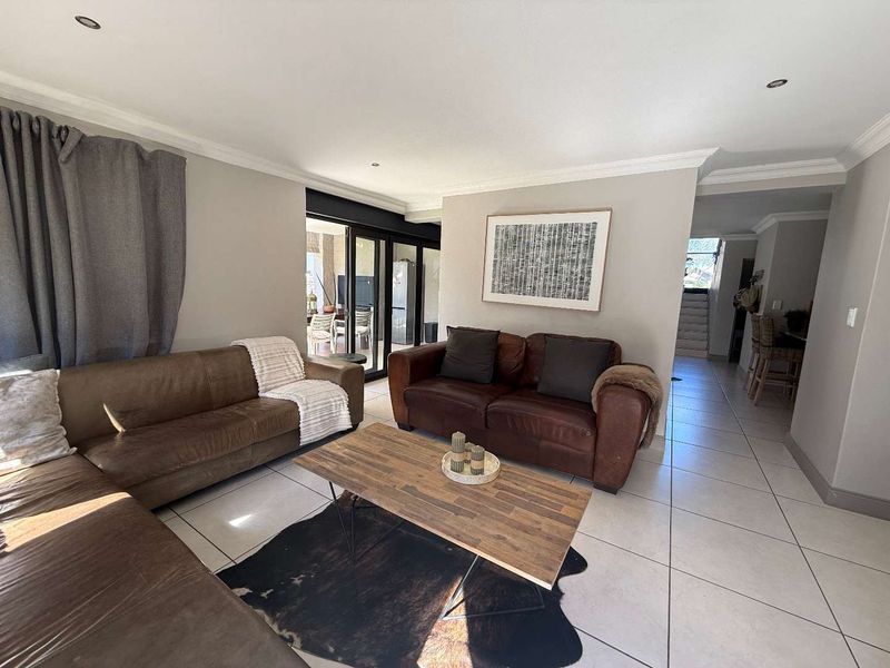 4 Bedroom, 1 Study, Servants Q, Double garages in Newmark Estate - Photo 9